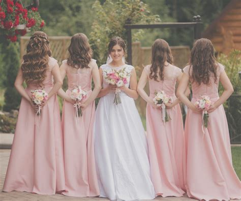 Družičky s kvetinovými čelenkami