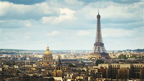 Tematické foto: Paríž počas štátneho sviatku s vlajkami a oslavami