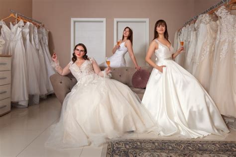 Tematické foto svadobných šiat v salóne