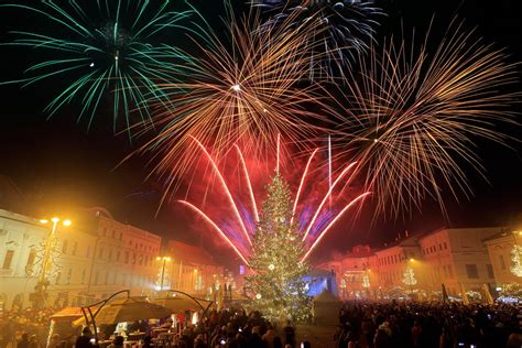 ilustračné foto s novoročným ohňostrojom a šampanským