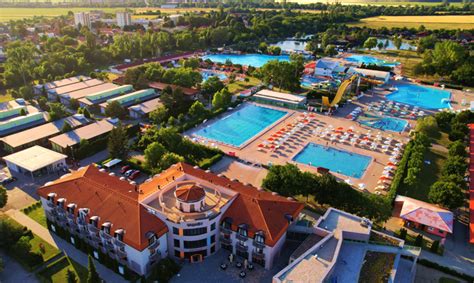 Letecký pohľad na areál kúpaliska Vadaš v Štúrove s bazénmi a toboganovým parkom