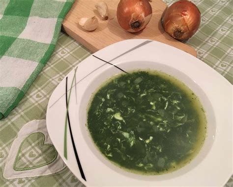 Fotografia tradičných veľkonočných zelených pokrmov (špenátová polievka a bylinkové špeciality)