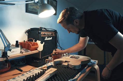 Tematické foto: muž v dielni s náradím