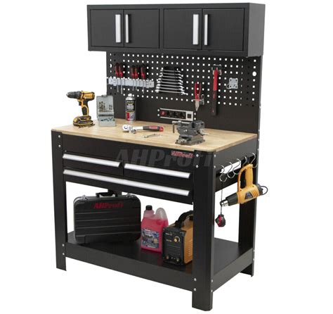 Fotografia: organizovaný dielenský stôl s náradím v organizéroch