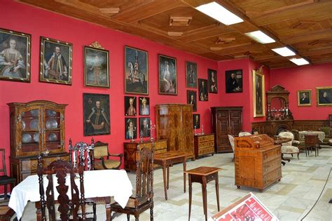 Interiér historickej čerpacej stanice upravený pre spoločenské podujatie