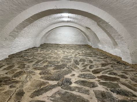 ilustrácia muža s rôznymi darčekovými predmetmi