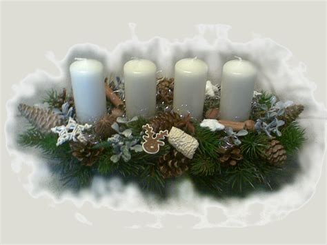 foto: podlhovastý adventný veniec s prírodnými dekoráciami v minimalistickom štýle