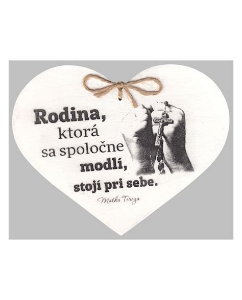 Fotografia rodiny, ktorá sa spoločne modlí