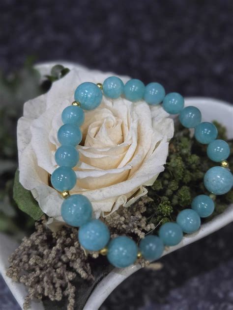 fotografia vianočnej kytice s amarylisom a zlatými doplnkami