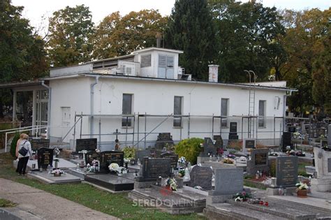 Fotografia typického slovenského domu smútku pri cintoríne