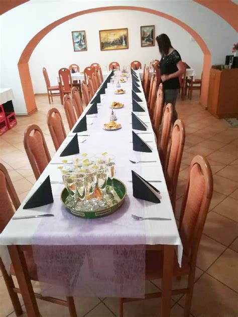 Súčasná pohrebná hostina (kar) s blízkou rodinou