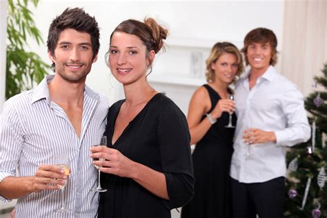 Tematické foto: spokojný pár diskutujúci o swingers párty