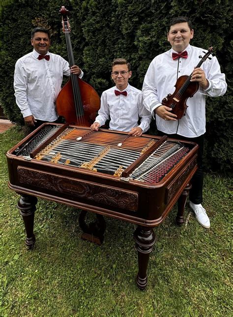 Ilustračné foto: cimbalová hudba PRIMÁŠ s DJ-om na pódiu počas vystúpenia