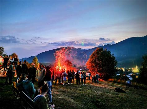 Ľudia oslavujúci Ferragosto na pláži pri ohni
