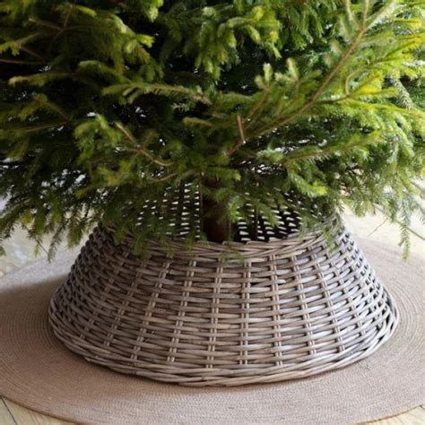 ilustrácia: úprava kmeňa živého vianočného stromčeka pre stojan