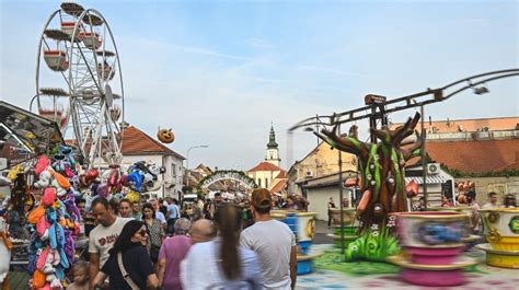 Pár prechádzajúci sa po historických uličkách Prahy
