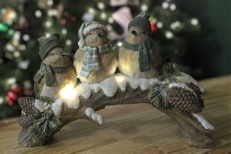 svietiace vianočné dekorácie sobov a saní v záhrade