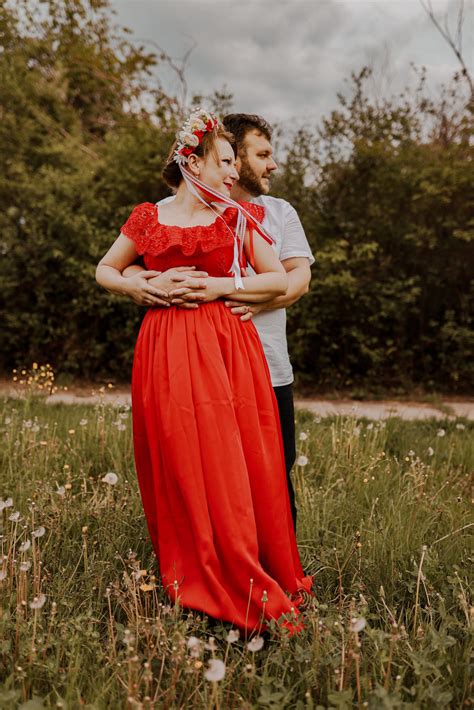 Fotka páru na romantickom pikniku alebo na prechádzke v prírode