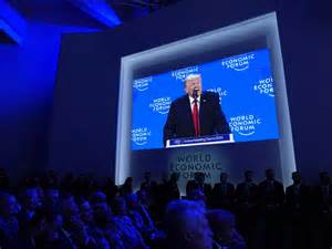 Zábery na rečníka pri prejave k publiku