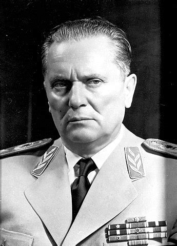 Mladý Josip Broz Tito v robotníckom oblečení
