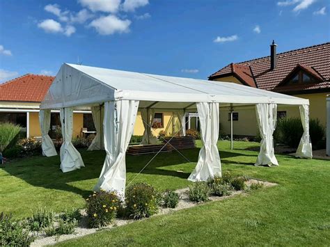 Snímka profesionálneho párty stanu postaveného na záhrade pripraveného na hostinu