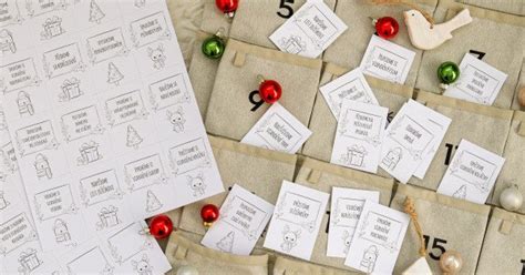 Koláž rôznych malých darčekov a prekvapení do adventného kalendára