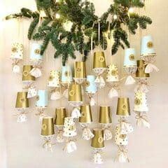 Fotografia: adventný kalendár z papierových kelímkov pripevnených na doske