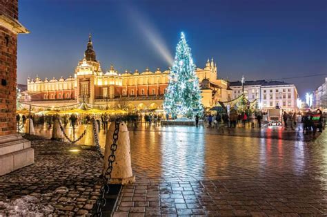 Vianočné trhy v Nemecku s ľuďmi popíjajúcimi Glühwein