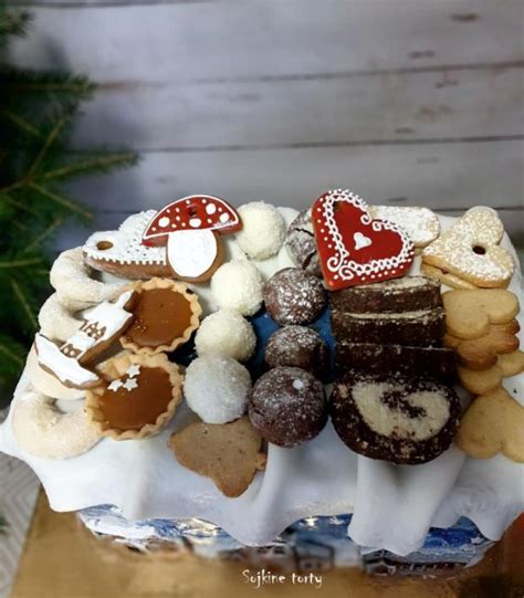 Tanier s nemeckými vianočnými koláčikmi a sladkým vínom