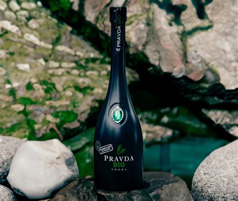 foto fľaše zdobenej sprejom a šablónou