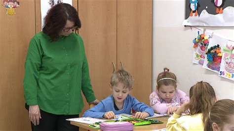 Fotografia šťastnej učiteľky obklopenej žiakmi
