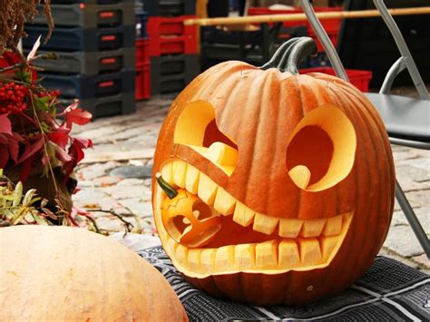 Vyrezávaná tekvica s plameňom symbolizujúca Halloween