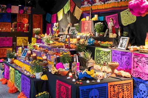 Mexický oltár Día de Muertos s jedlom, sladkosťami a kvetmi