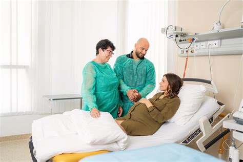 Tematické foto: spokojná čerstvá mamička relaxujúca s bábätkom, alebo mamička v kúpeľni v prostredí wellness
