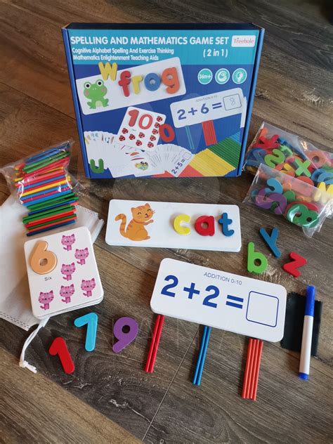 Deti hrajúce číselnú hru s označenými číslami na podlahe a košíkom s lístkami