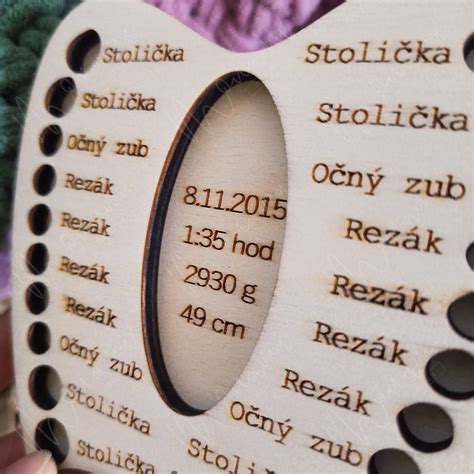 drevená spomienková krabička s menom dievčatka