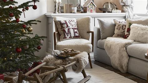 obývacia izba s klasickou červeno-bielou vianočnou výzdobou