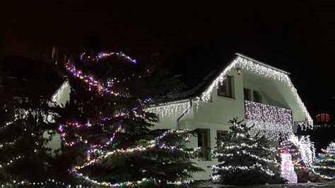 fotografia vianočnej výzdoby chodby s girlandou a svetielkami