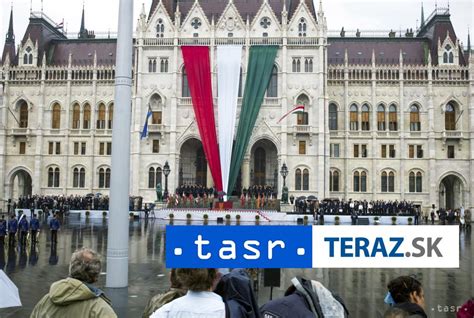 Vztýčenie maďarskej vlajky na Kossuthovom námestí s vojenskými poctami