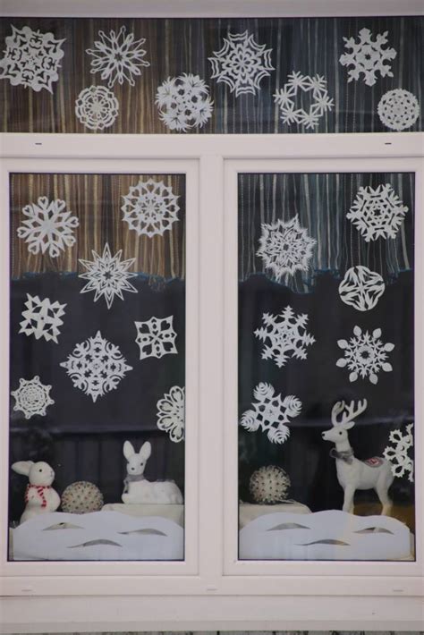 Tematické foto: Okno vyzdobené papierovými hviezdami a reťazami.