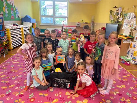 ilustrácia dieťaťa hrajúceho sa s edukačnými hračkami