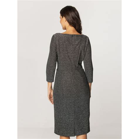 Elegantné dámske šaty midi dĺžky s volánovými rukávmi v pastelovej farbe, vhodné do kostola