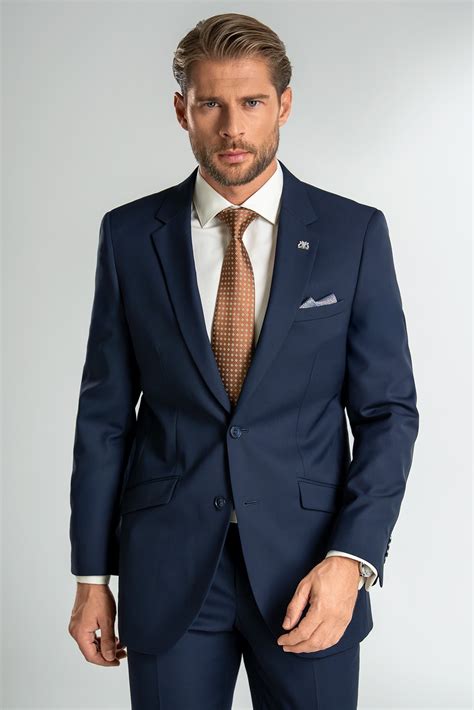 Chlapec v elegantnom tmavomodrom obleku s bielou košeľou a motýlikom