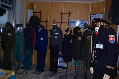 Expozícia historických policajných uniforiem v Lučenci