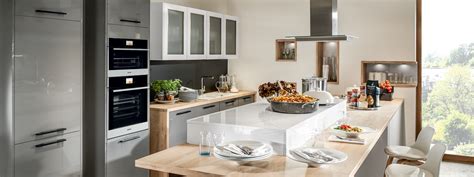 Koláž moderných domácich spotrebičov a luxusného porcelánu