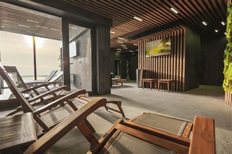 Relaxačná zóna vo wellness centre s ležadlami a výhľadom na zasneženú krajinu