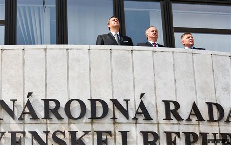Prelet formácie lietadiel Ministerstva obrany SR ponad budovu NR SR