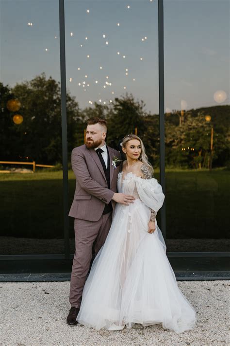 Ženích v elegantnom bielom svadobnom obleku