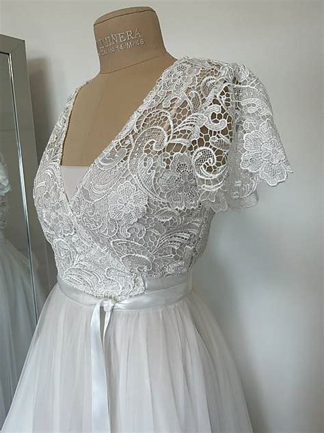 Moderný svadobný top z čipky kombinovaný s elegantnou sukňou