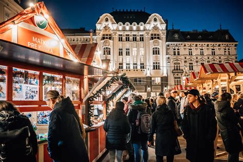 Ilustračné foto vianočného trhu s ľuďmi a stánkami